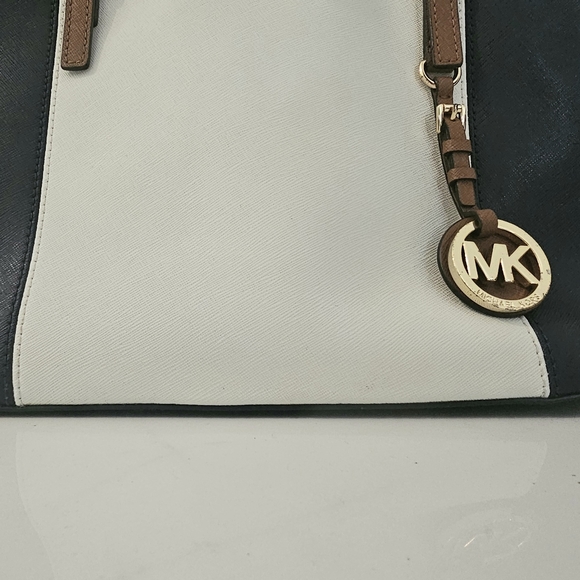 Michael Kors Saffiano Jet Set Summer Tote - Picture 10 of 15